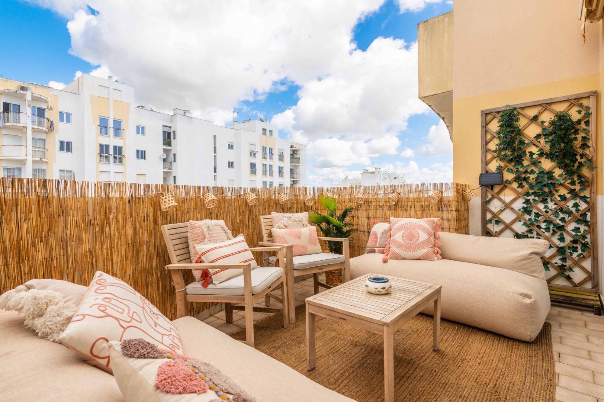 Flat With Ac, Wifi, Netflix, Balcony - 3 Min From The Beach Lejlighed Armação de Pêra Eksteriør billede